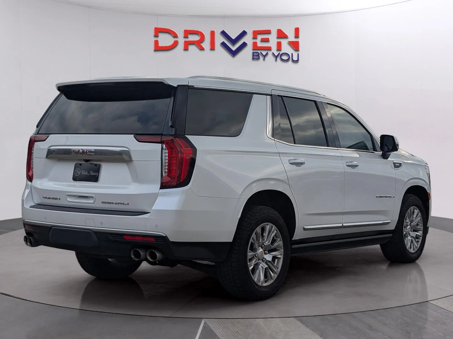 Used 2022 White Frost Tricoat GMC Denali image 5
