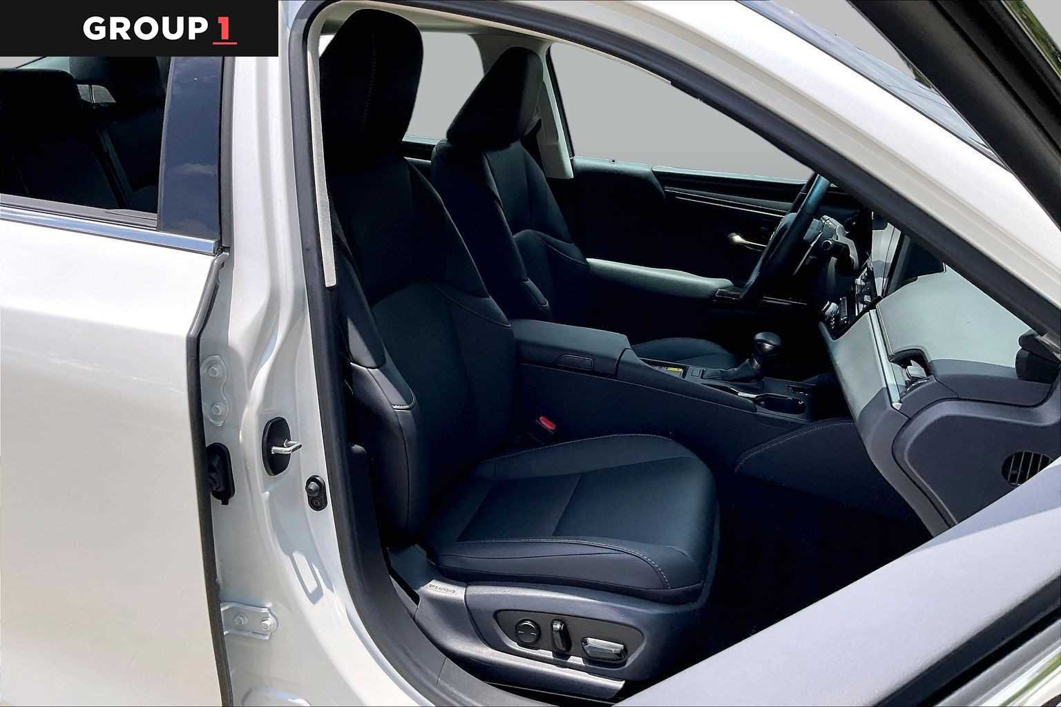 Used 2025 Eminent White Pearl Lexus  image 8