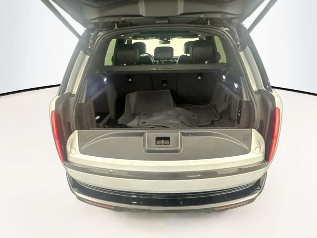 Used 2023 Silver Land Rover SE image 26