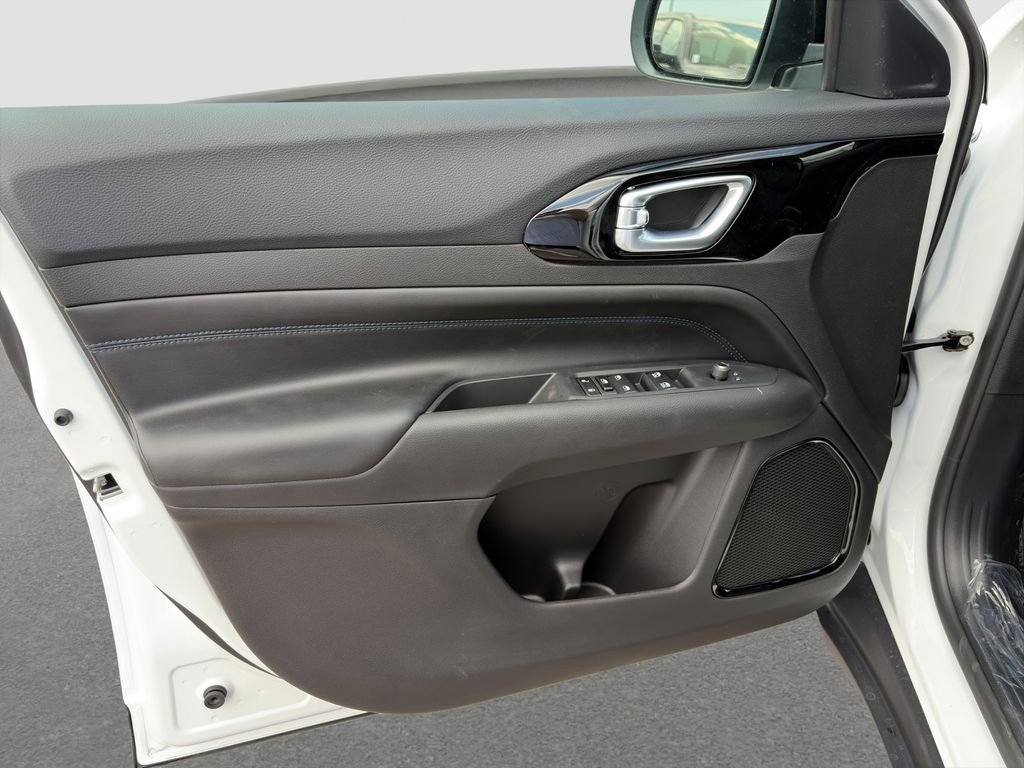 New 2026 Bright White Clearcoat Jeep Latitude image 22