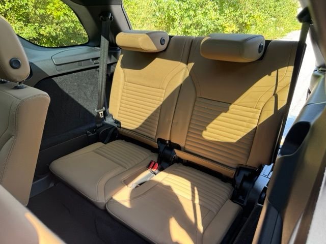 New 2026 Santorini Black Land Rover Dynamic SE image 16