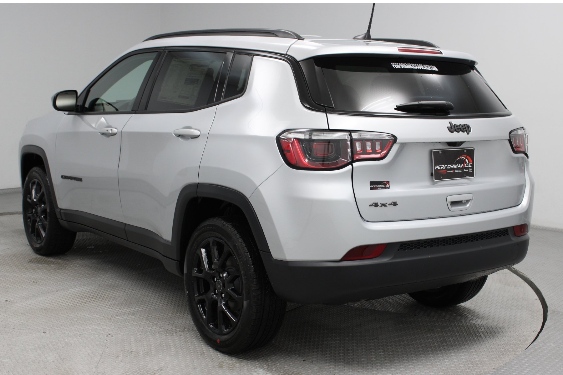 New 2026 Silver Zynith Metallic Clear-Coat Exterior Paint Jeep Latitude Altitude 4x4 image 29