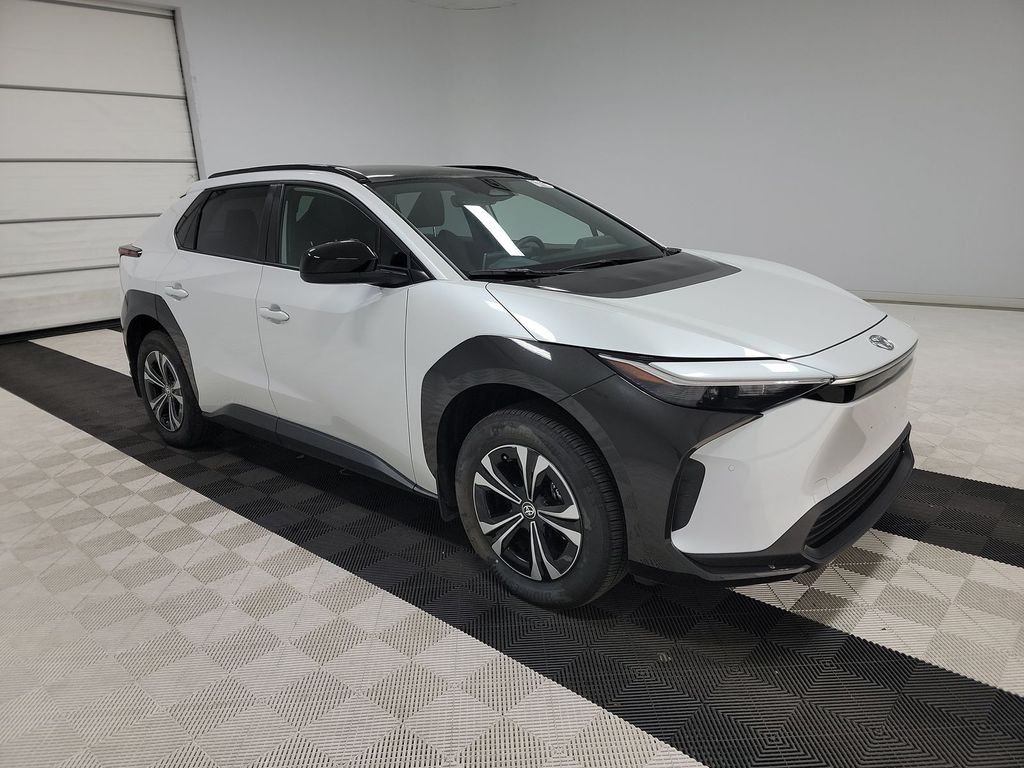 Used 2024 Wind Chill Pearl Toyota XLE image 2
