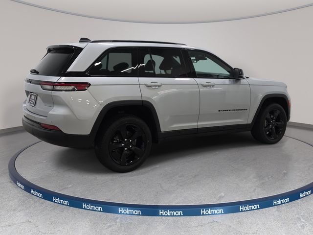 Used 2024 Silver Jeep Altitude X image 6