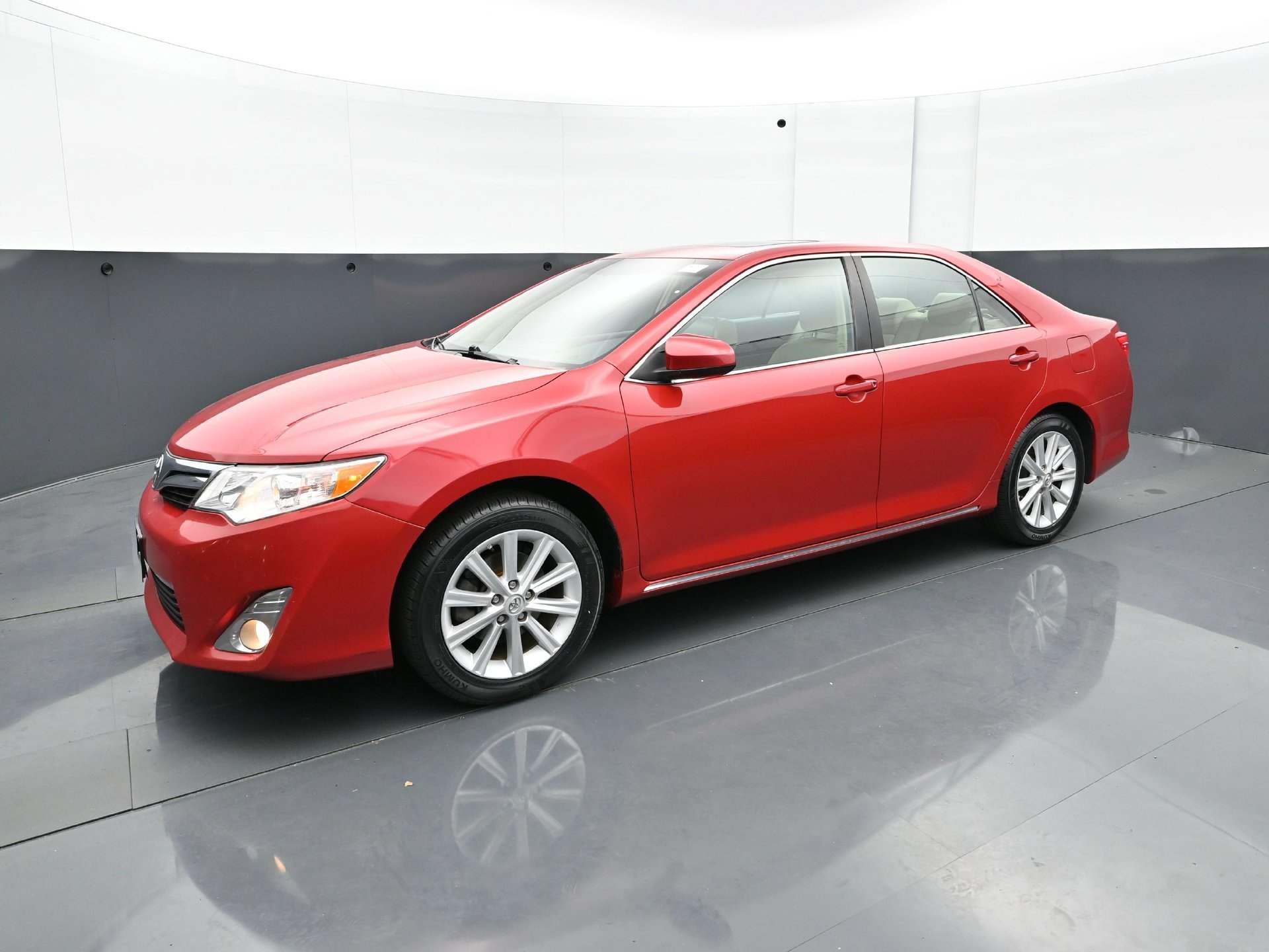 Used 2013 Toyota Camry XLE with VIN 4T1BF1FK8DU679757 for sale in Burnsville, Minnesota