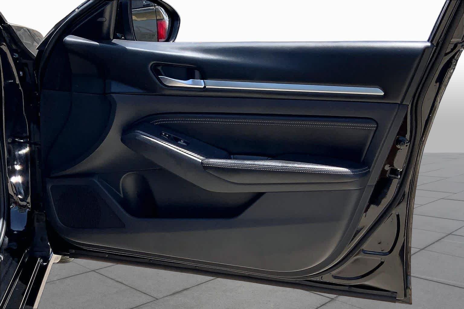 Used 2019 Super Black Nissan 2.5 SV image 23