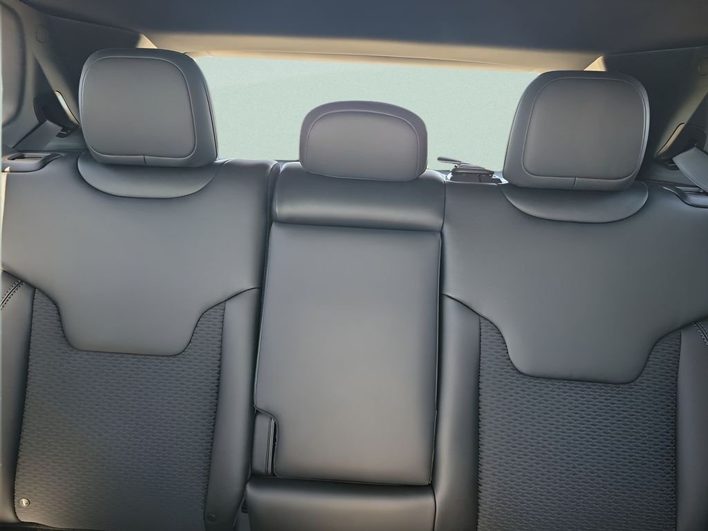 New 2026 Bright White Clear-Coat Exterior Paint Jeep Latitude image 13