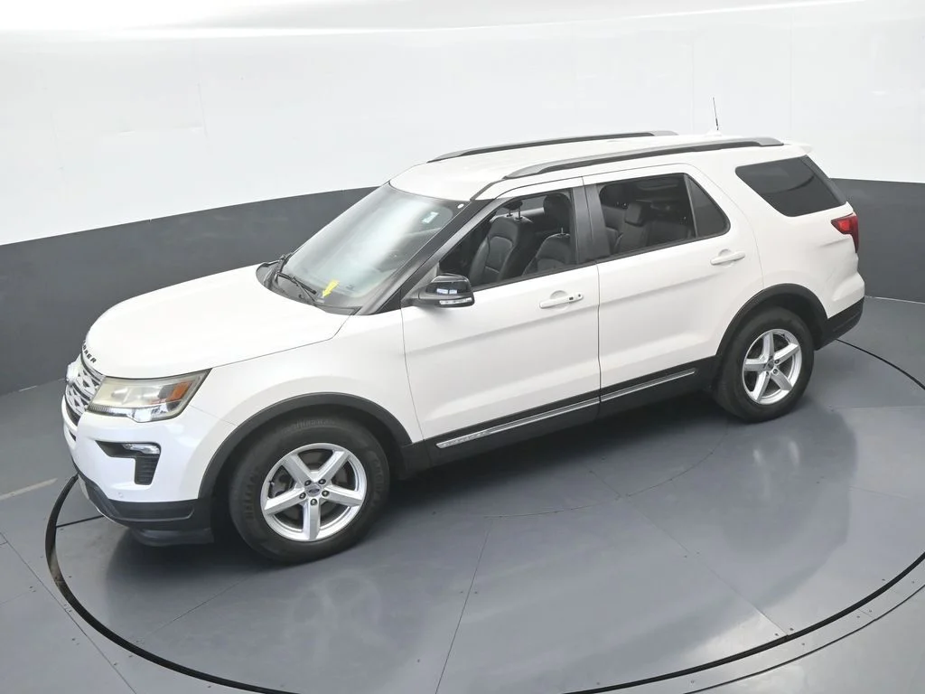 Used 2018 White Platinum Clearcoat Metallic Ford XLT image 49