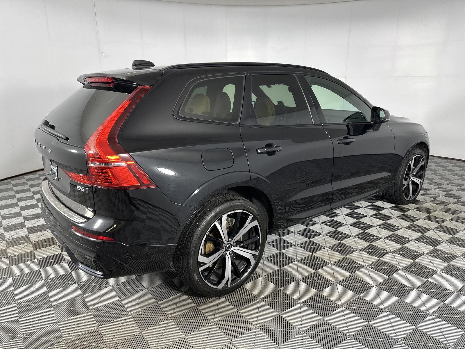 Used 2023 Onyx Black Metallic Volvo Ultimate Dark Theme image 29