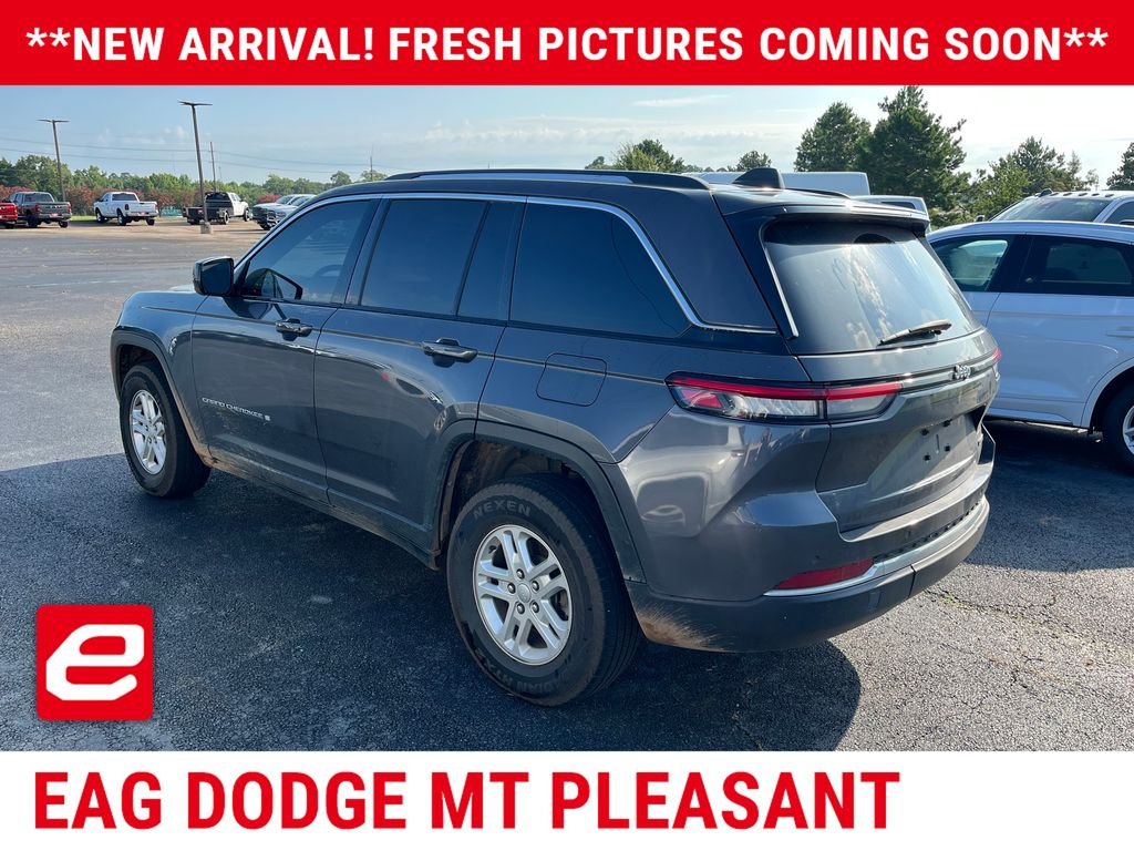 Used 2023 Gray Jeep Laredo image 3