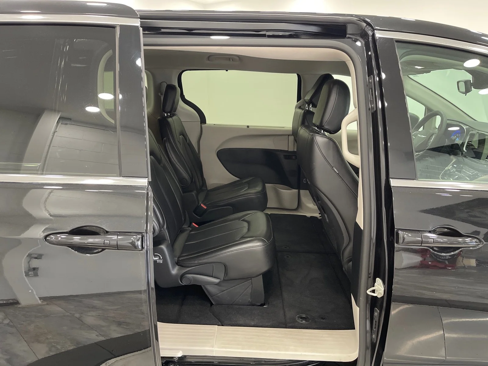 Used 2023 Brilliant Black Crystal Pearlcoat Chrysler Touring L image 45