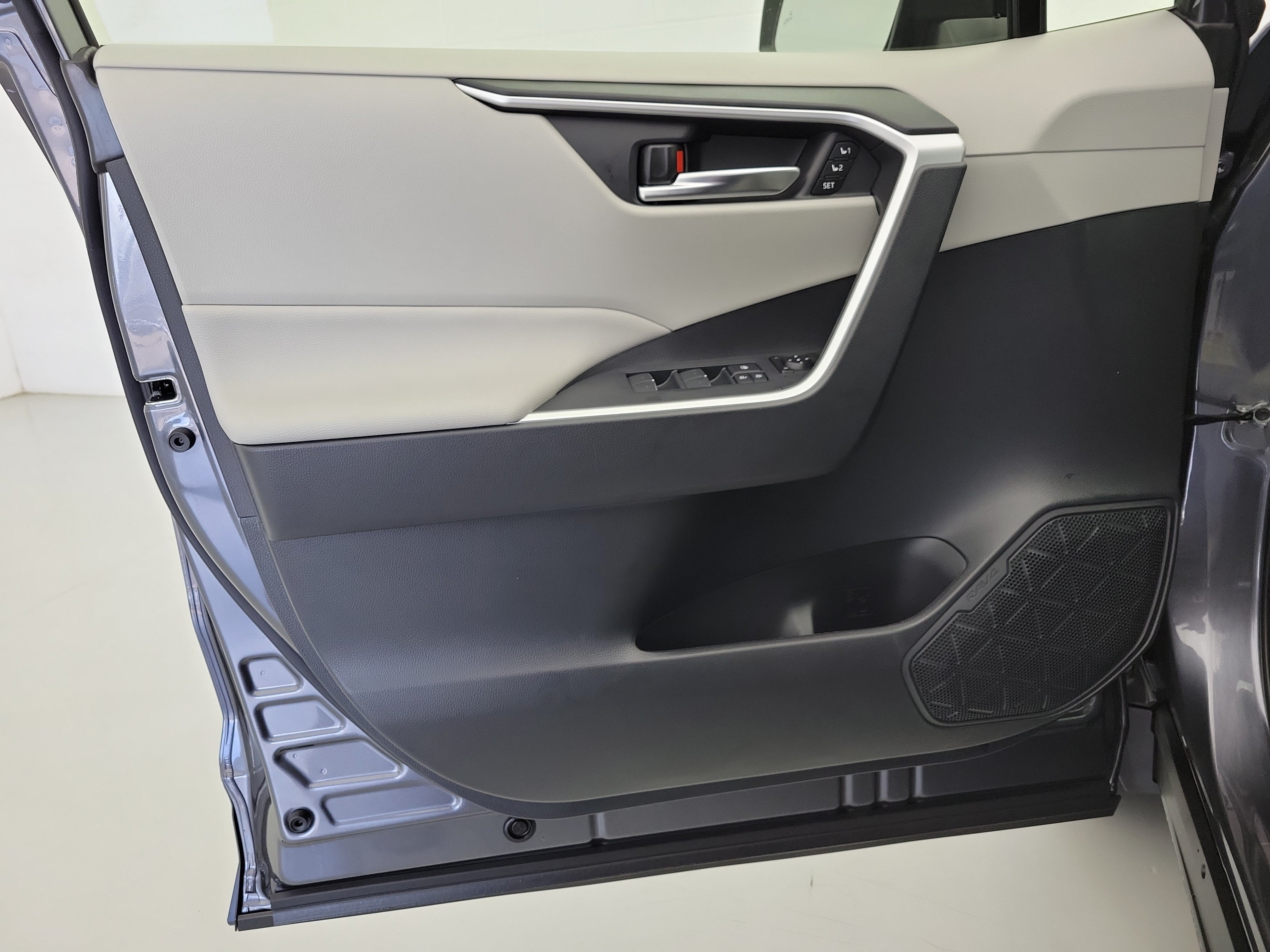 Used 2025 Magnetic Gray Metallic Toyota XLE Premium image 21