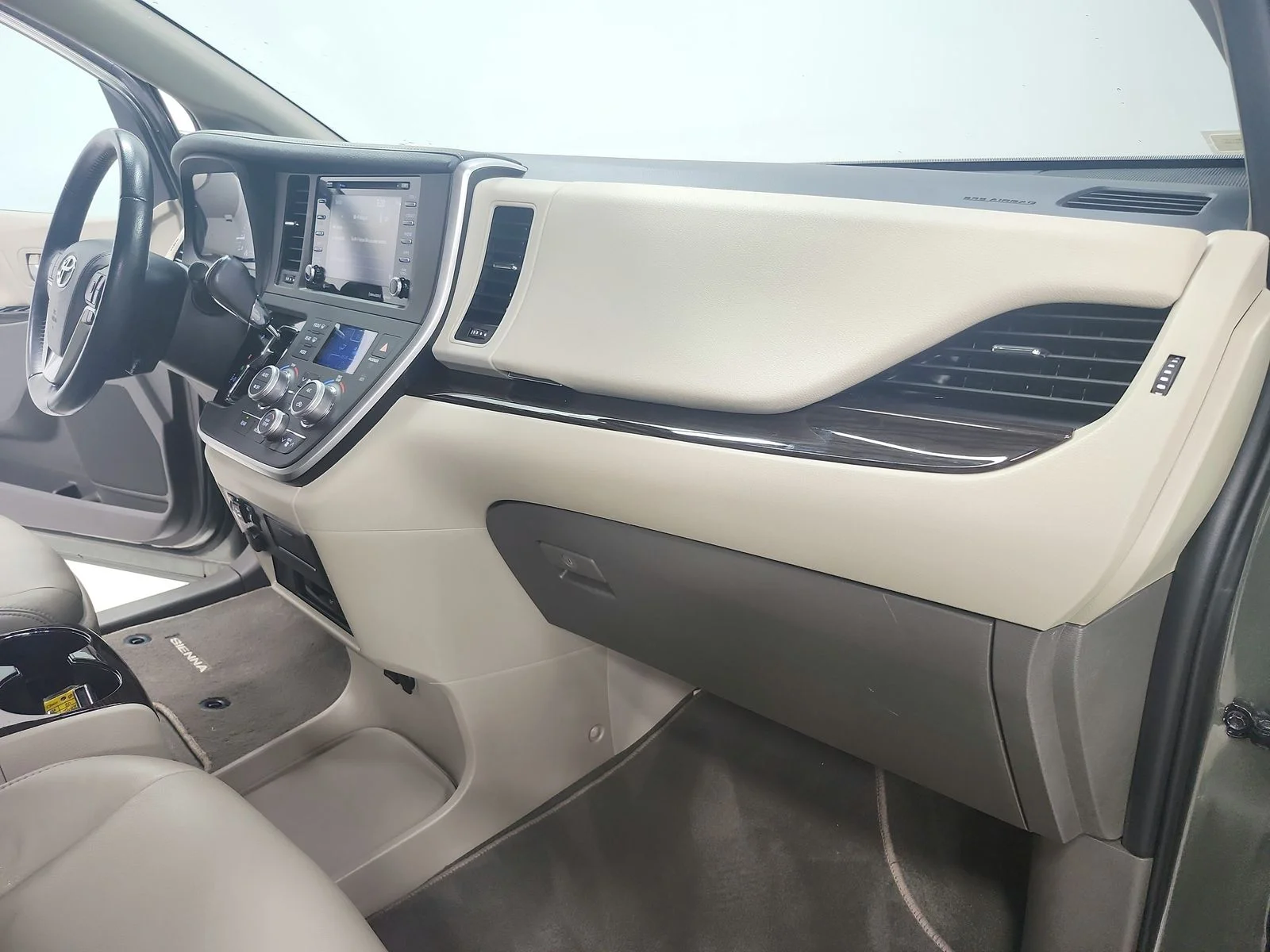 Used 2020 Green Toyota XLE Premium image 41