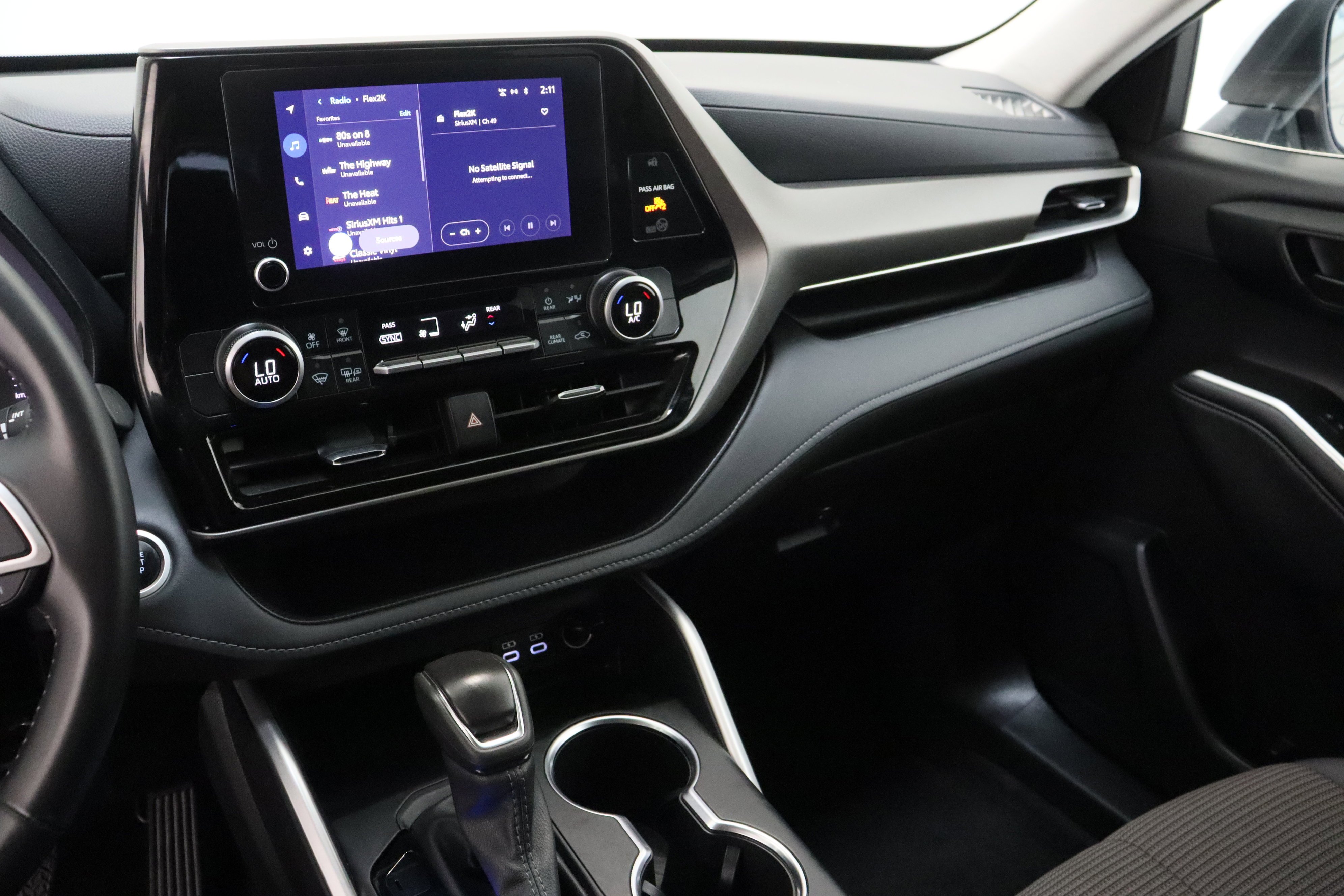 2025 Toyota Highlander LE - Photo 16