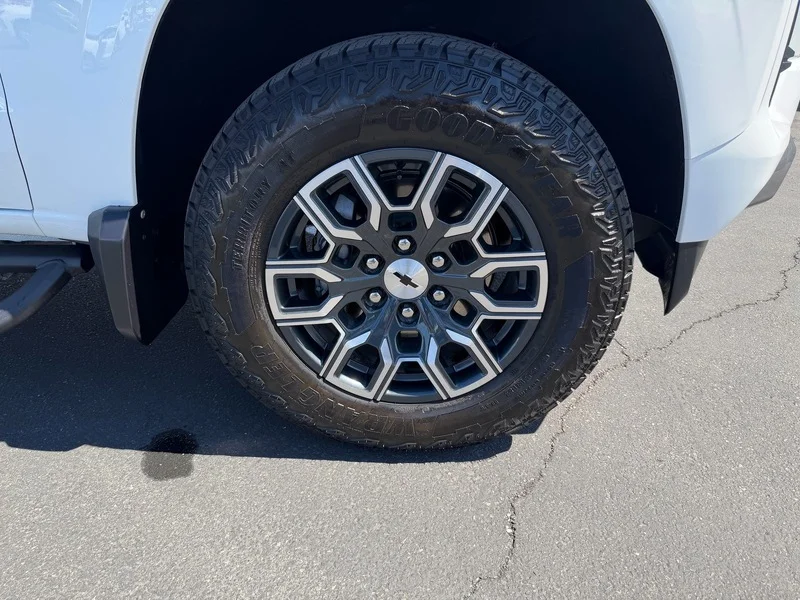 Used 2025 Summit White Chevrolet Z71 image 33
