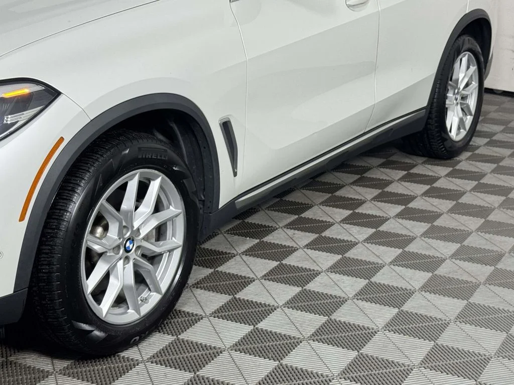 Used 2020 White BMW xDrive40i image 13