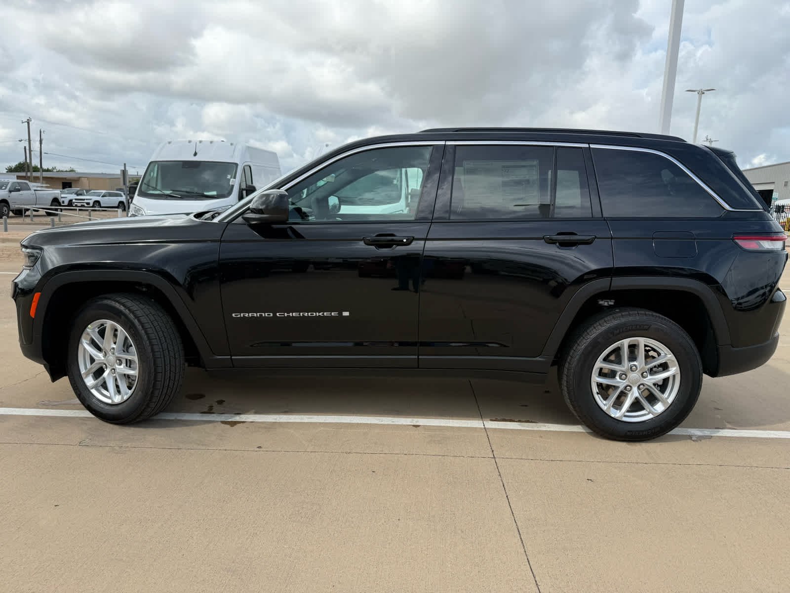 New 2026 Diamond Black Crystal Pearl-Coat Exterior Paint Jeep Laredo image 11