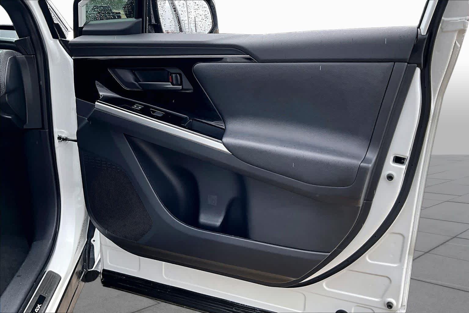 Used 2024 Wind Chill Pearl Toyota XLE image 21
