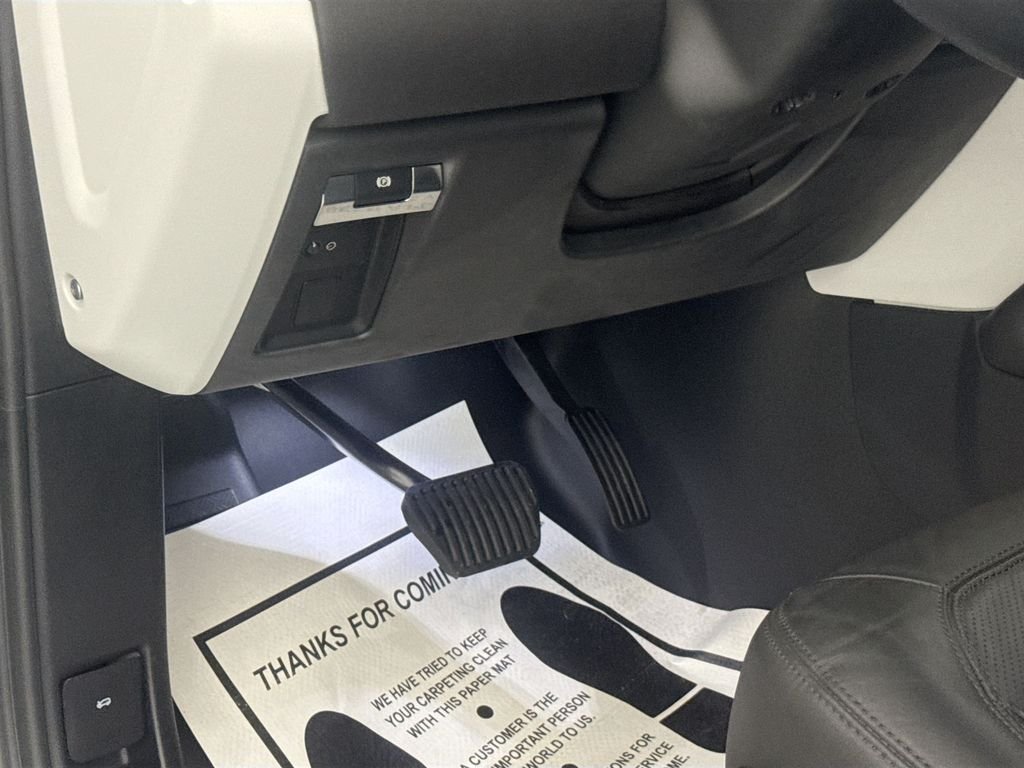Used 2025 White Land Rover X-Dynamic SE image 9