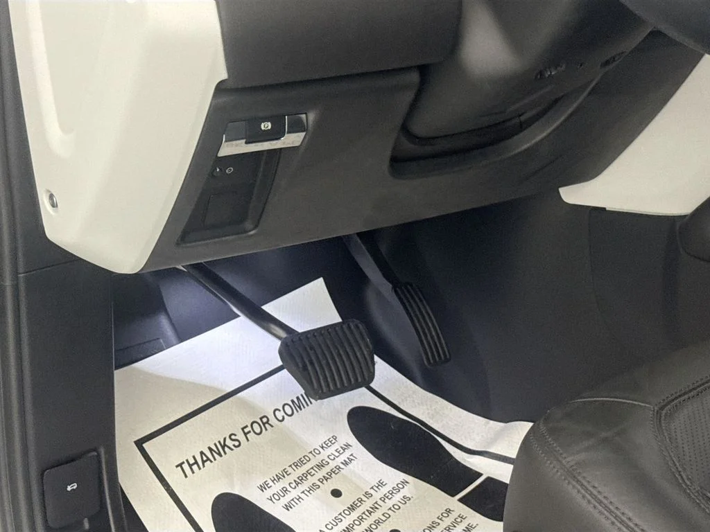 Used 2025 White Land Rover X-Dynamic SE image 9