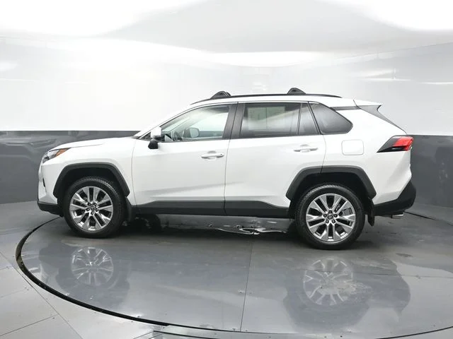 Used 2024 Beige Toyota XLE Premium image 4