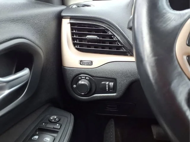 Used 2016  Jeep Altitude image 11