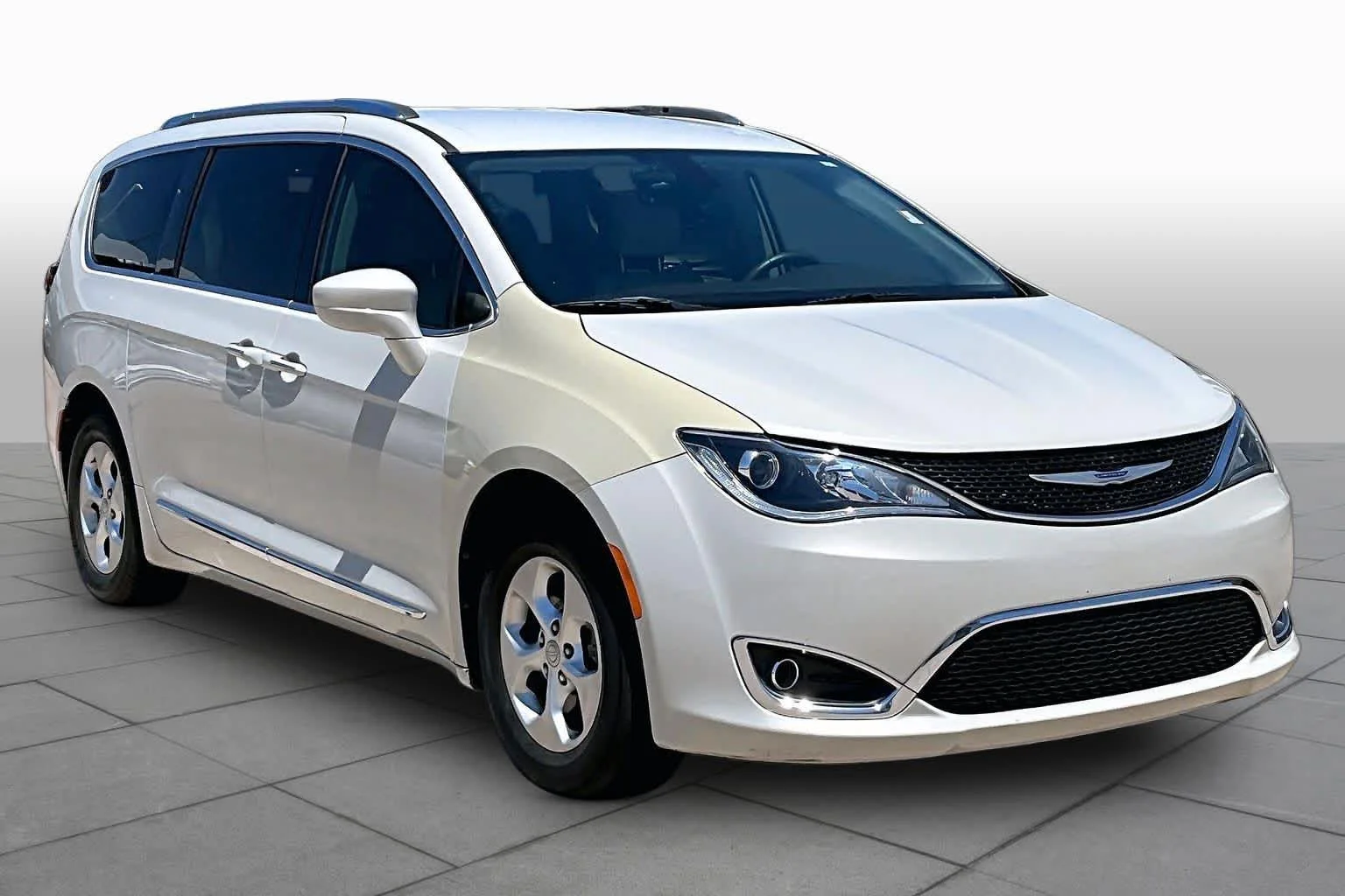 Used 2017 Tusk White Chrysler Touring-L Plus image 4