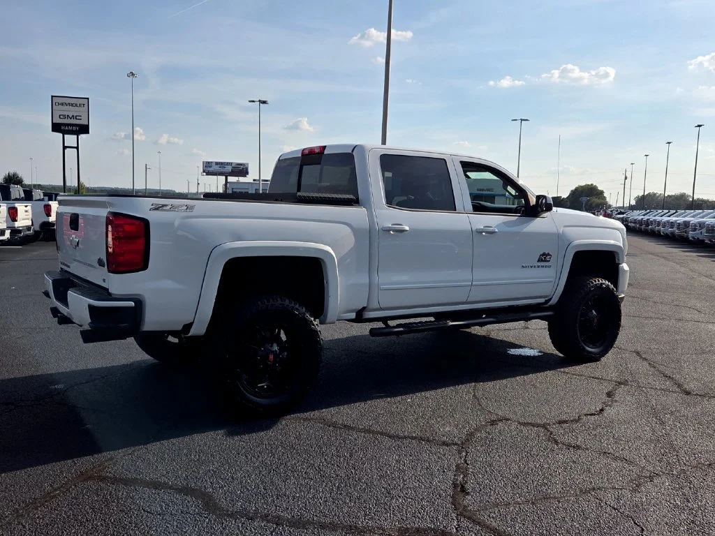 Used 2018 SUMMIT WHITE Chevrolet LT image 14