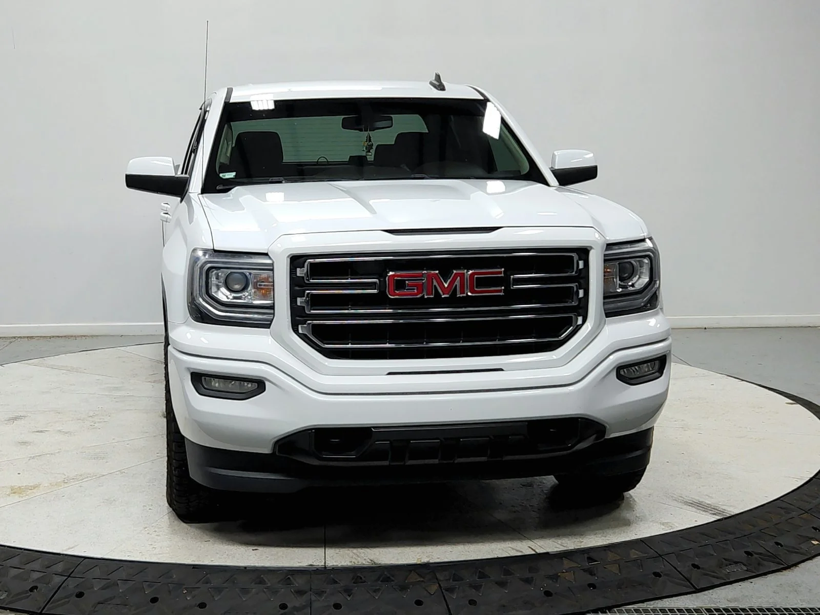 Used 2017 White GMC SLE image 3