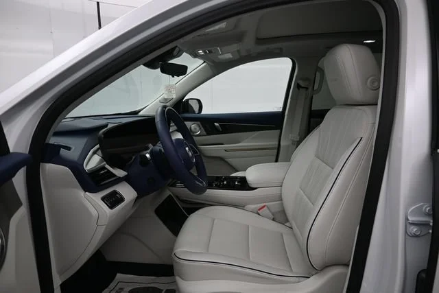 Used 2025 White Frost Tricoat Buick Avenir image 9