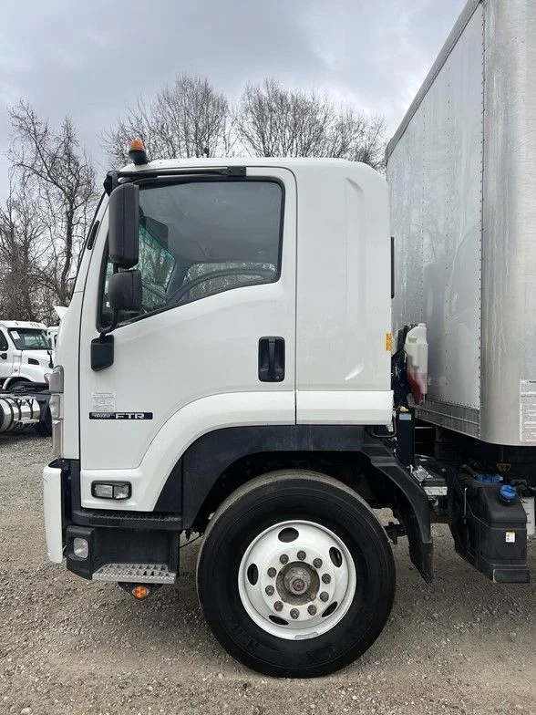 Used 2023 White Isuzu  image 39