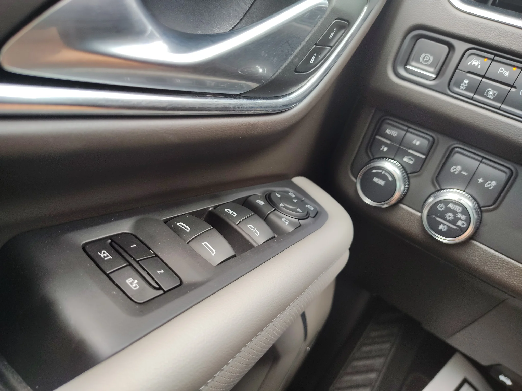 Used 2024 Frost GMC SLT image 17
