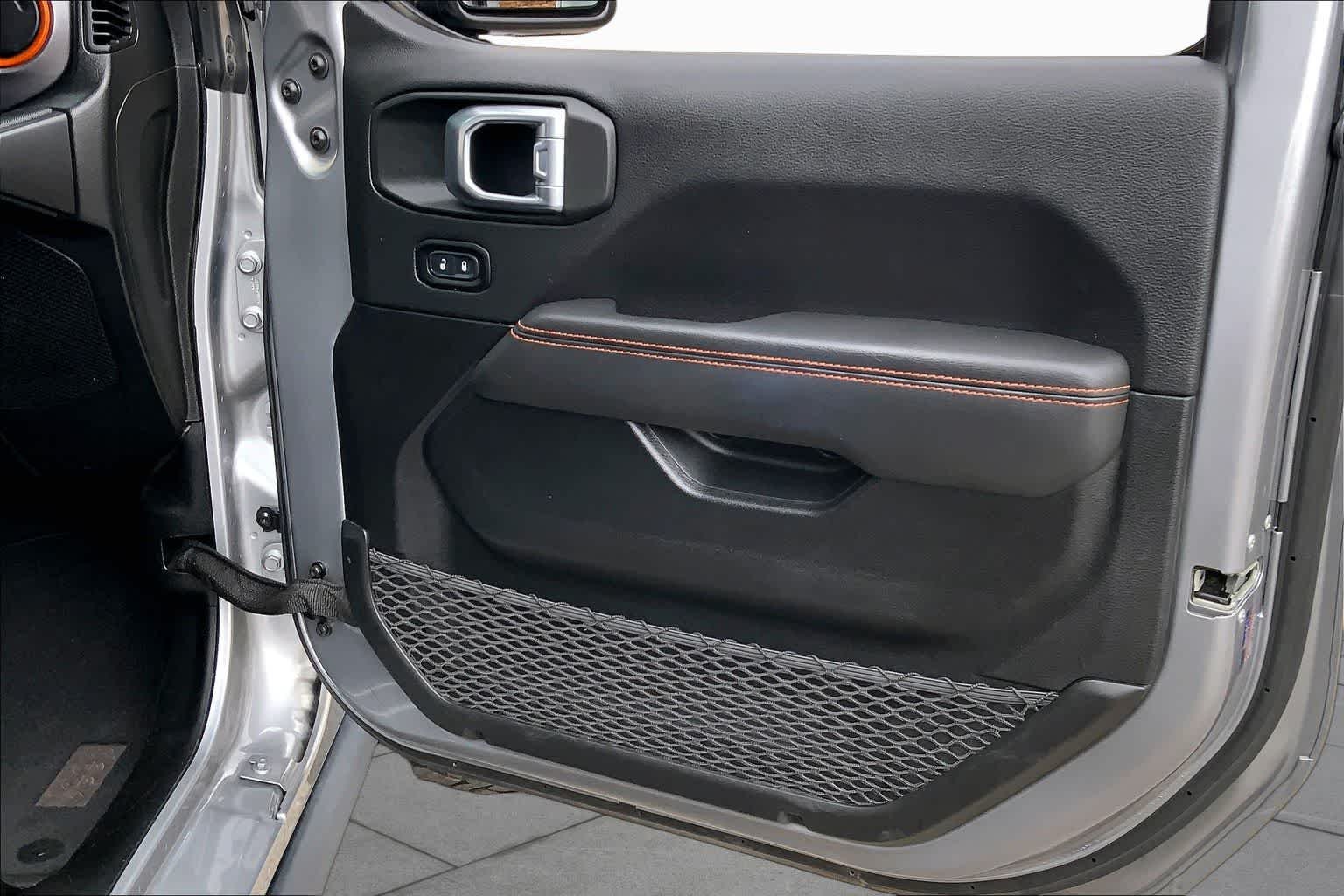 Used 2021 Billet Silver Metallic Clearcoat Jeep Mojave image 22