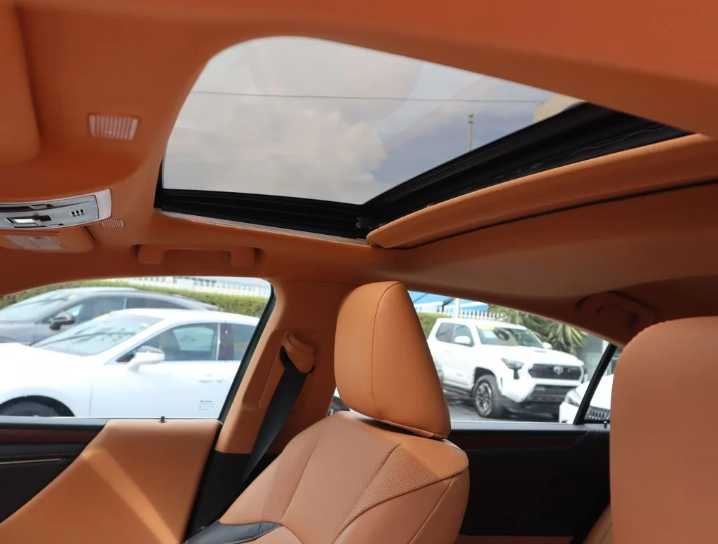 Used 2023 White Lexus 350 image 17