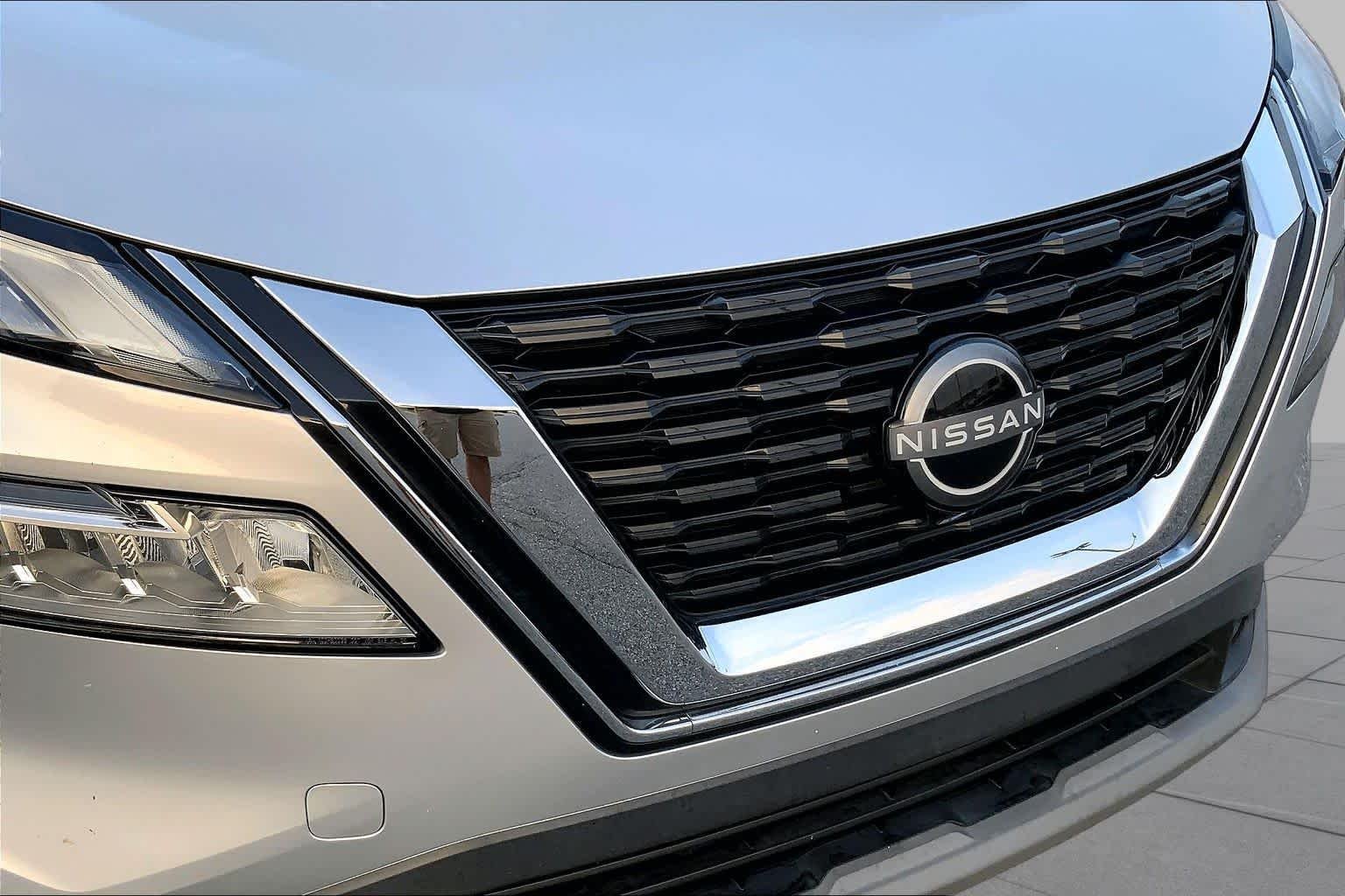Used 2022 Brilliant Silver Metallic Nissan SV image 27