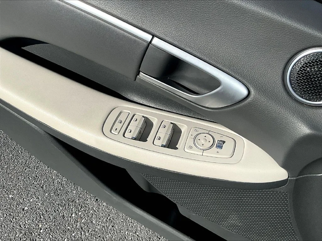 Used 2025 Black Hyundai SEL image 18