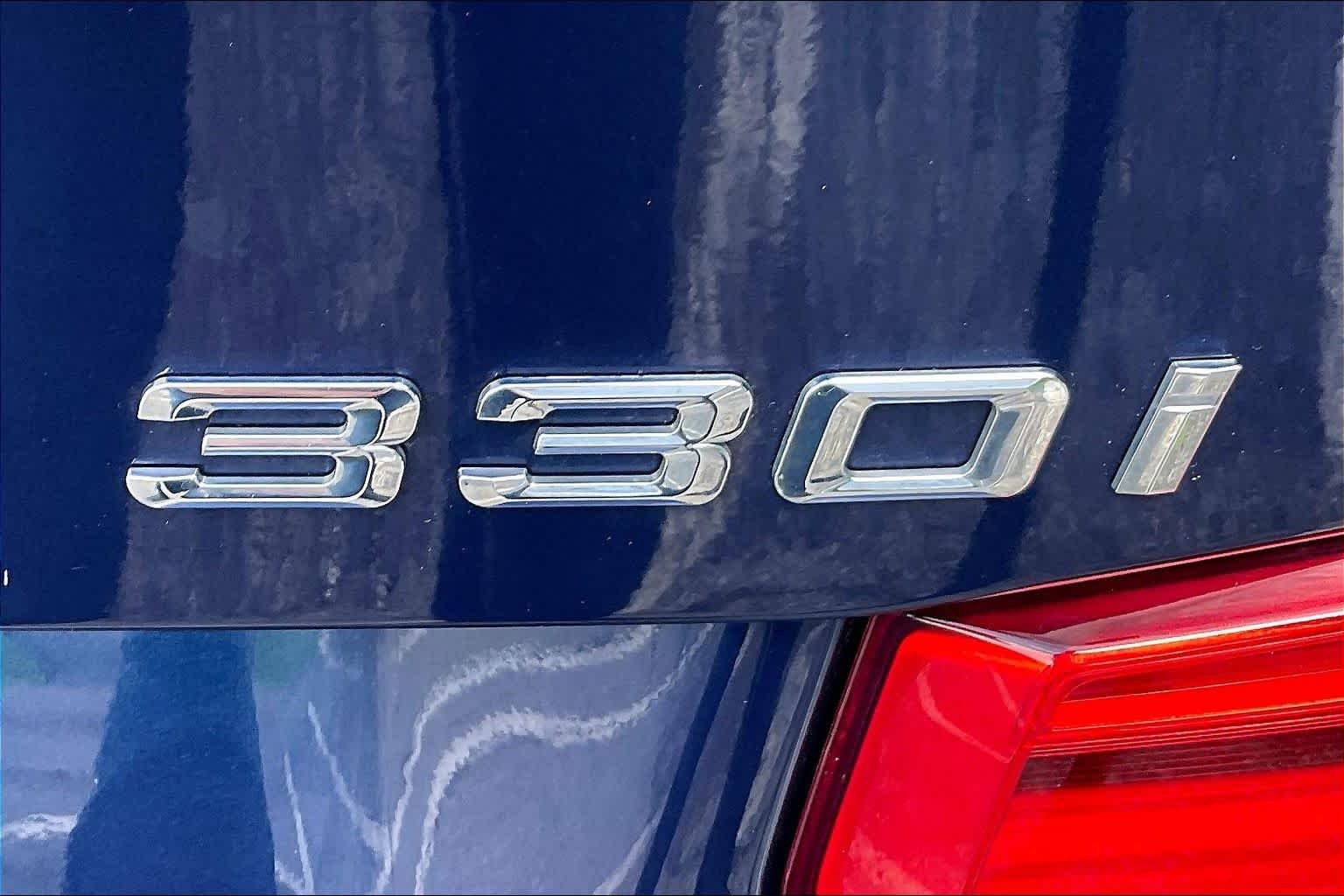 Used 2018 Mediterranean Blue Metallic BMW 330i xDrive image 9