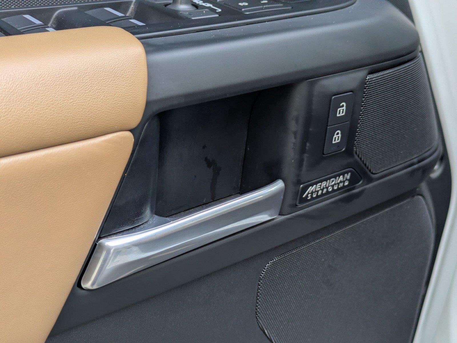 Used 2025 Fuji White Land Rover X-Dynamic SE image 13