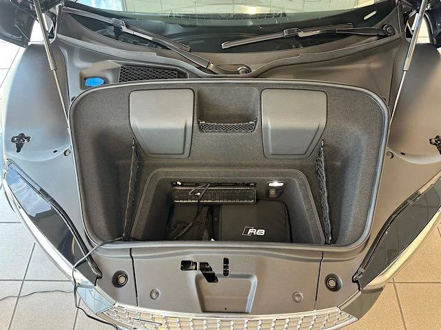 Used 2017 Daytona Gray Pearl Effect Audi V10 image 7