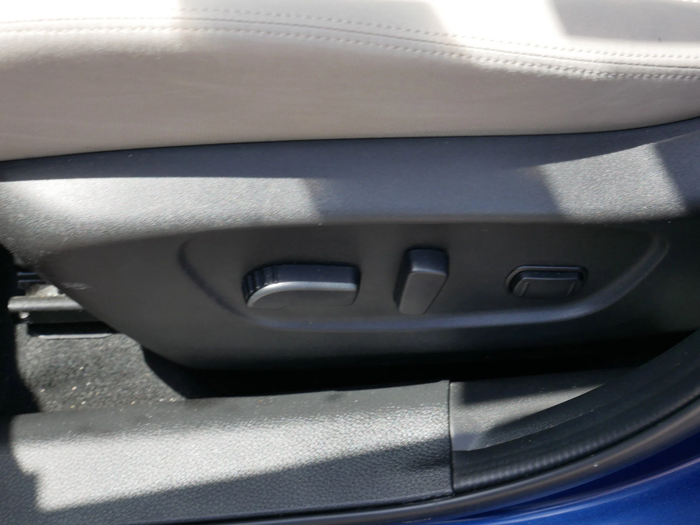 Used 2020 Caspian Blue Metallic Nissan SV image 19