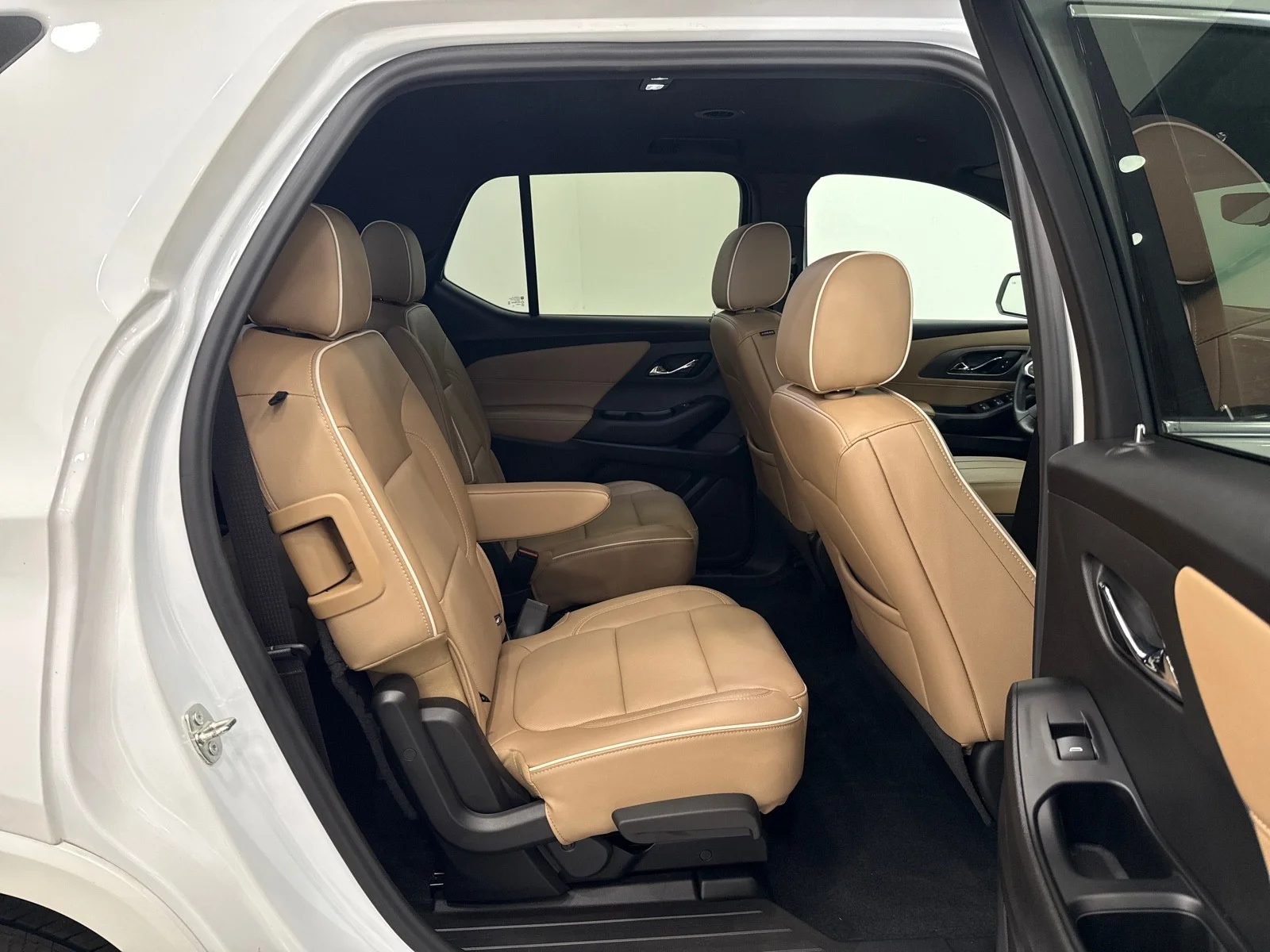 Used 2023 Iridescent Pearl Tricoat Chevrolet Premier FWD image 46
