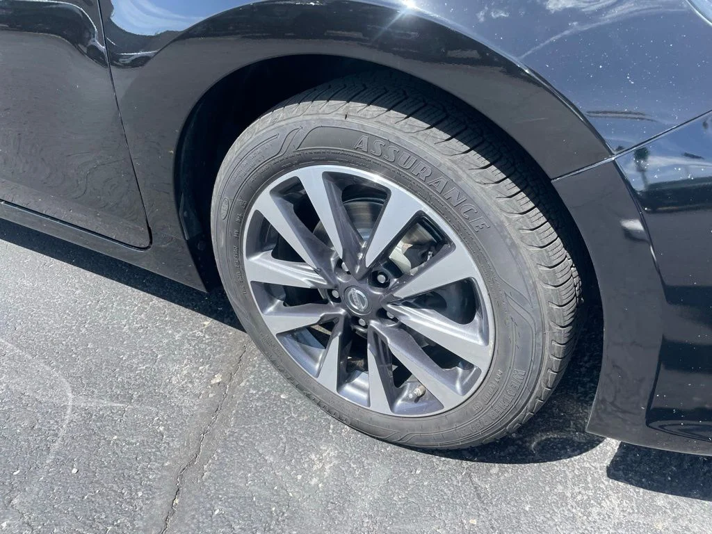 Used 2017 Super Black Clearcoat Nissan 2.5 SV image 3