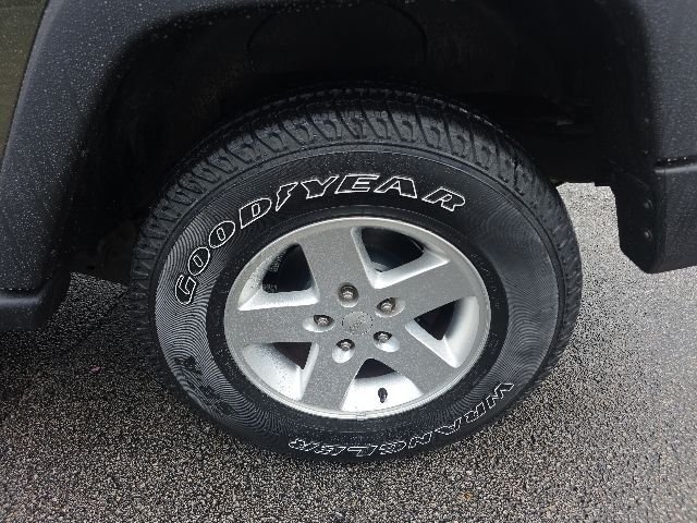 Used 2015 Green Jeep Sport image 4