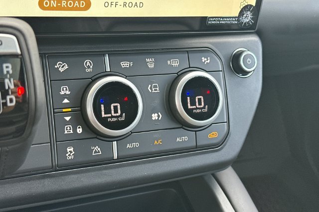 New 2026 Woolstone Green Land Rover X-Dynamic SE image 19