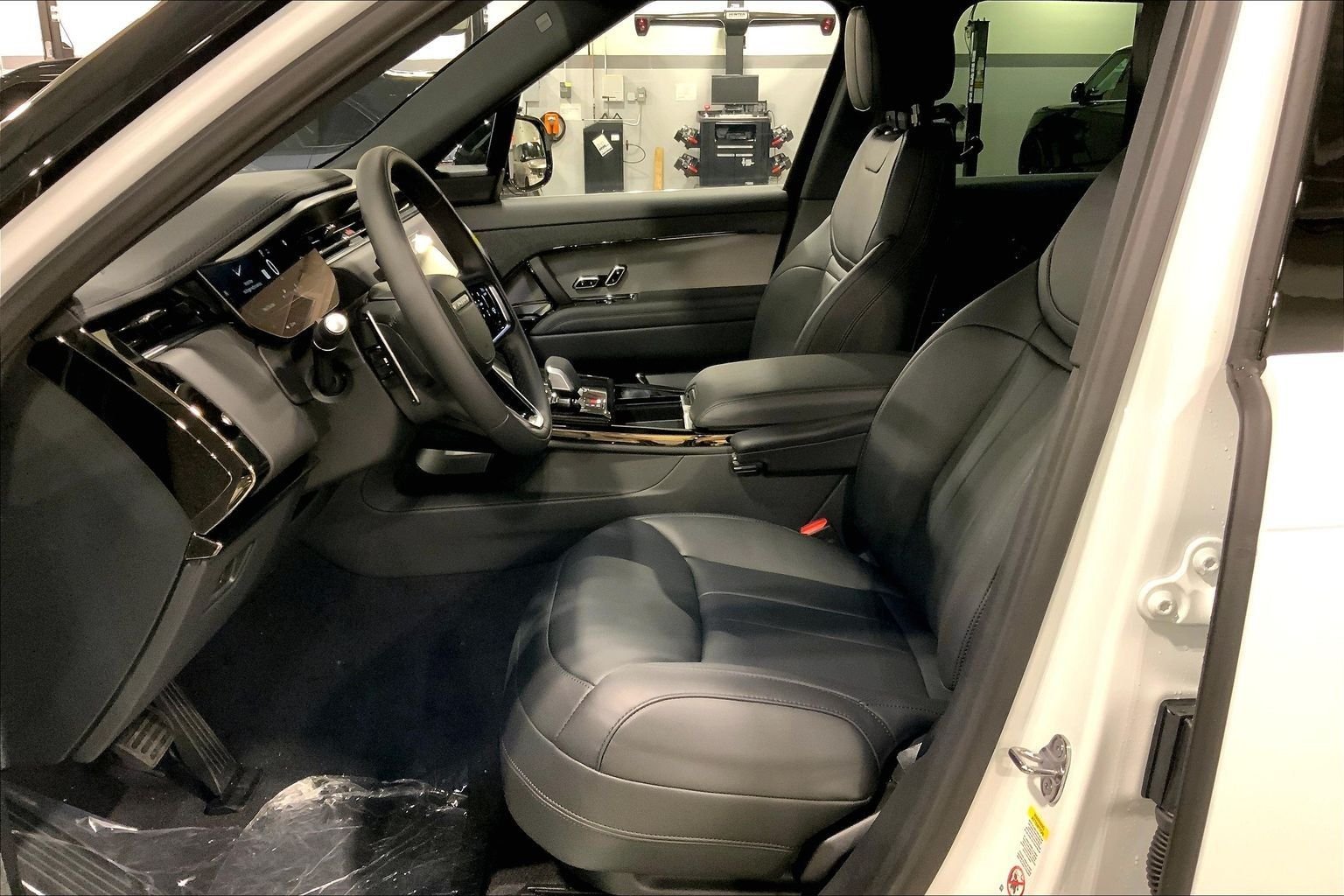New 2026 Fuji White LAND ROVER SE image 9