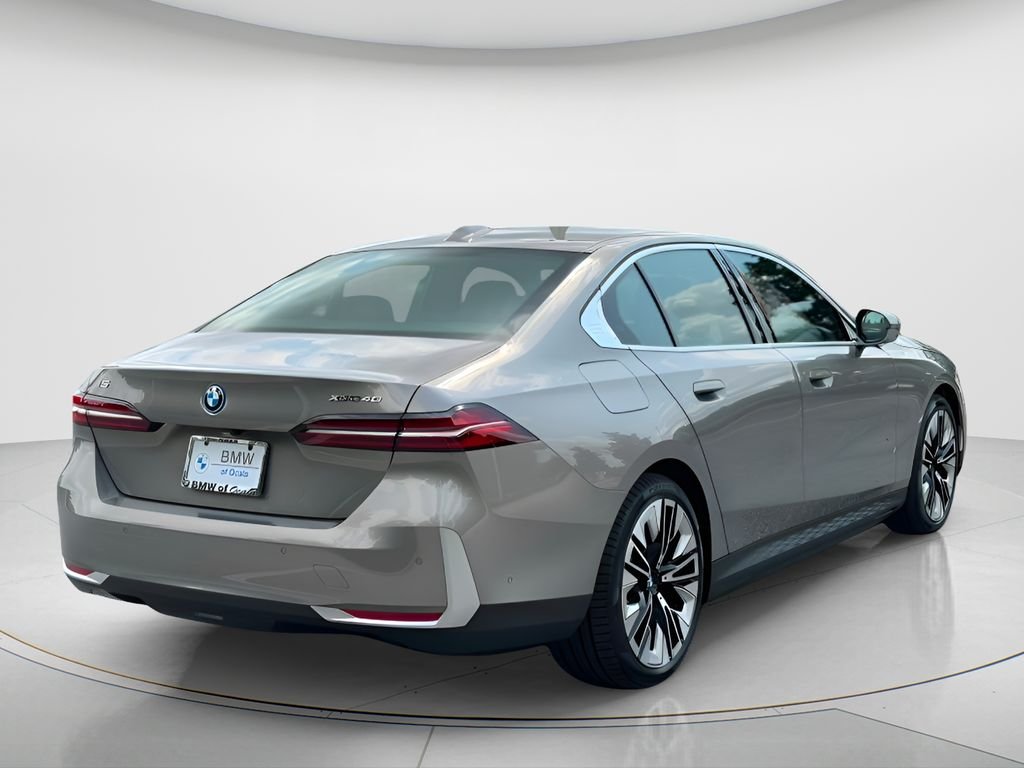 New 2027 Oxide Grey Metallic BMW xDrive40 image 5