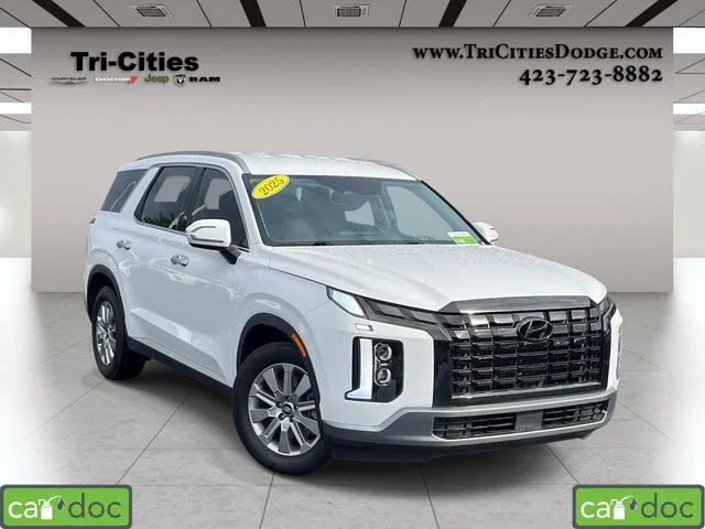 Used 2025 White Hyundai SEL image 1
