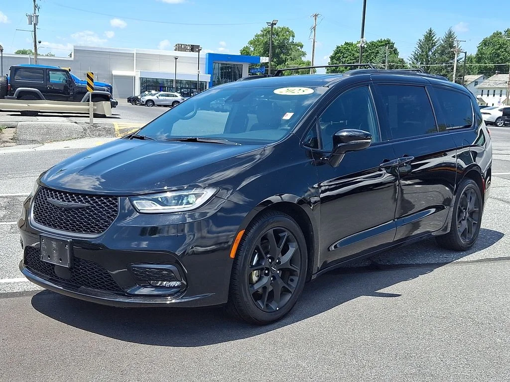 Used 2025 Black Chrysler Limited image 3