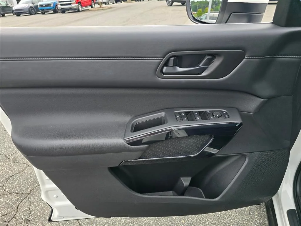 Used 2025 White Nissan SV image 9