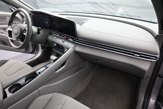 Used 2025 Silver Hyundai SEL Convenience image 24